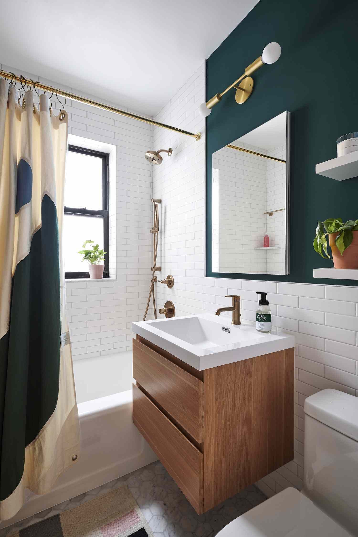 Een bad/douchecombinatie, een bubbelbad, gratis toiletartikelen