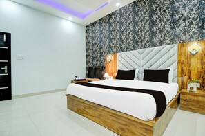 Classic Room | Desk, free WiFi - Super Collection O by OYO Ishwar Nagar (Amritsar)