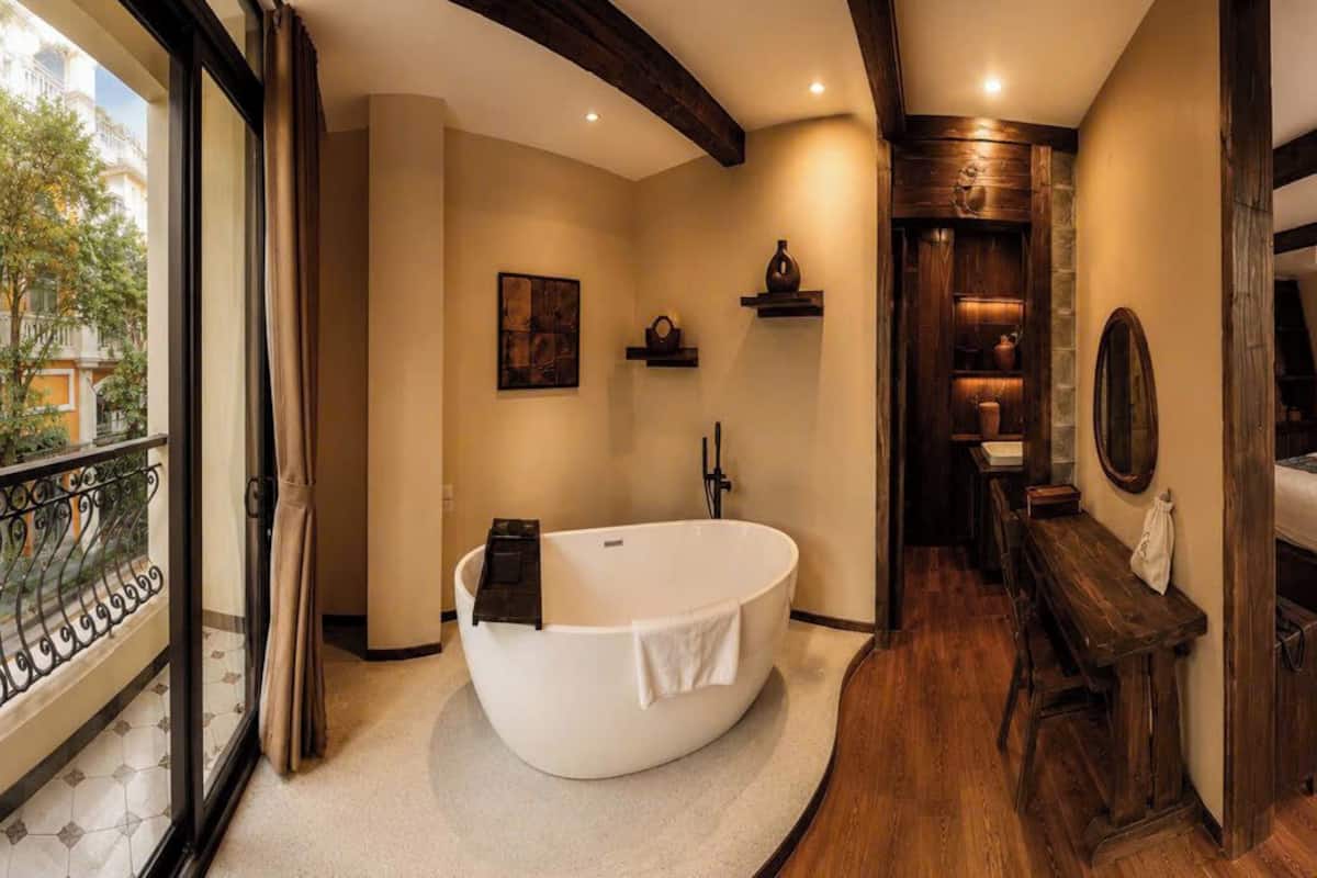 Luxury Suite, City View | Meja, Wi-fi percuma 