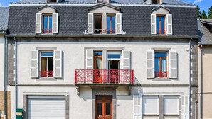 A two-story building with a central balcony, a garage on the ground floor, and a sign reading 'Villa Laureadelle'. - Amazing apartment in La Bourboule with WiFi (La Bourboule)