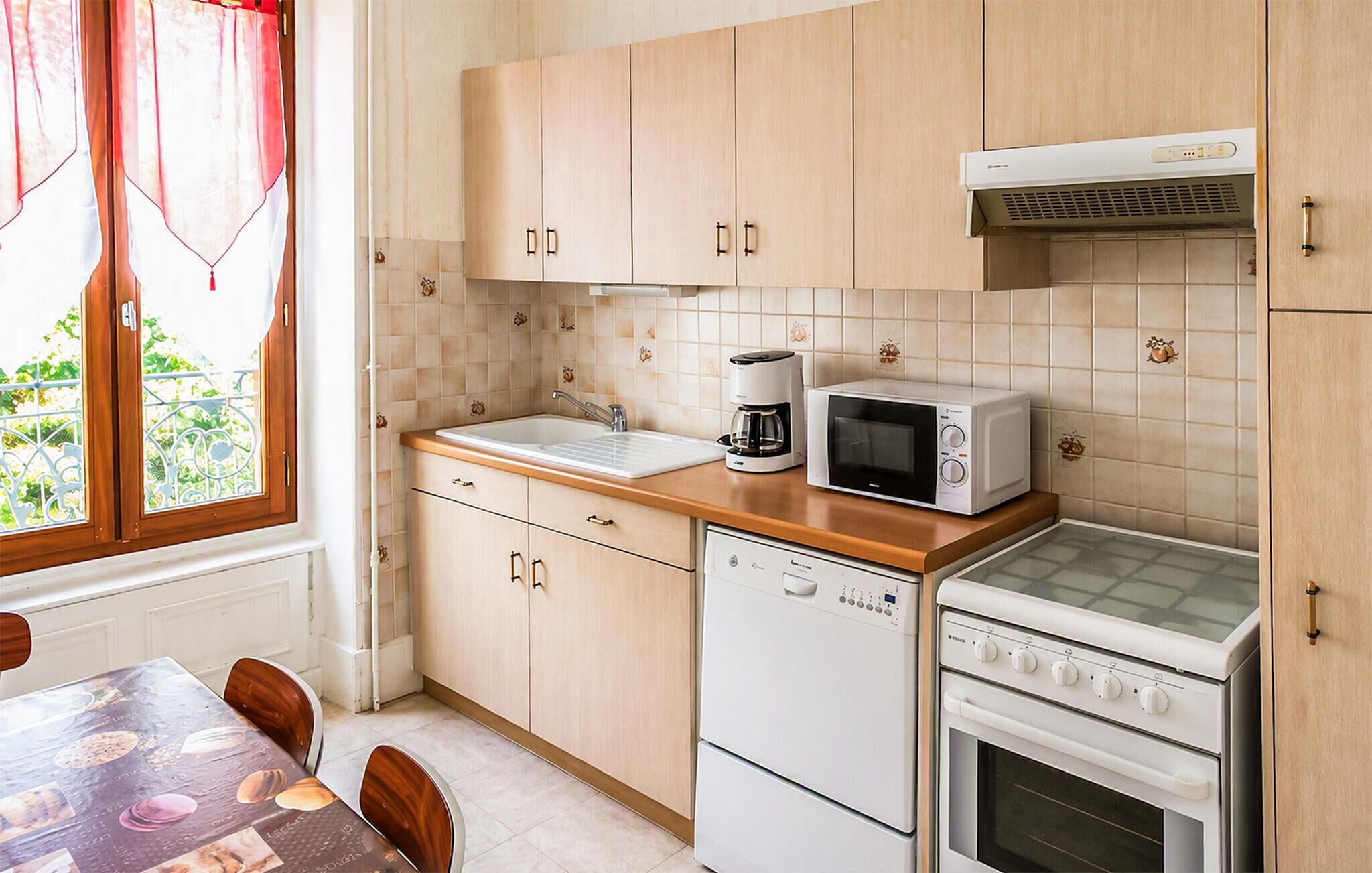 Wasserkocher mit Kaffee-/Teezubehör, Kühlschrank, Mikrowelle, Ofen