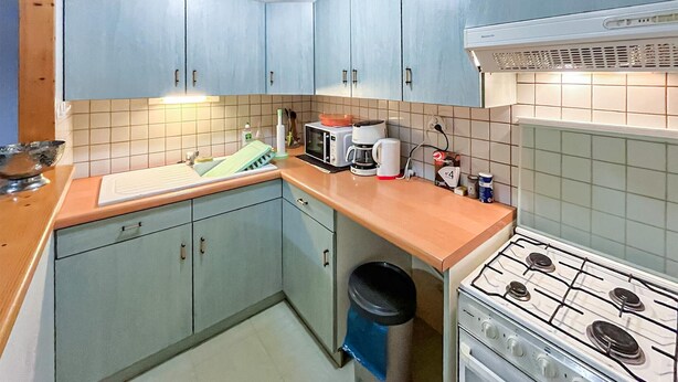 Cafetera y tetera, refrigerador, microondas y horno 