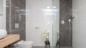 A modern bathroom with a toilet, sink, and shower. - Apartments Dva Galeba - Premium One Bedroom Apartment With Sea View (Bol)
