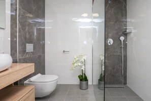 A modern bathroom with a toilet, sink, and shower. - Apartments Dva Galeba - Premium One Bedroom Apartment With Sea View (Bol)