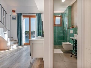 Ein modernes Badezimmer mit Dusche, Toilette und Waschbecken.