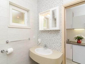 Ein Badezimmer mit Waschbecken, Spiegel und Toilette.