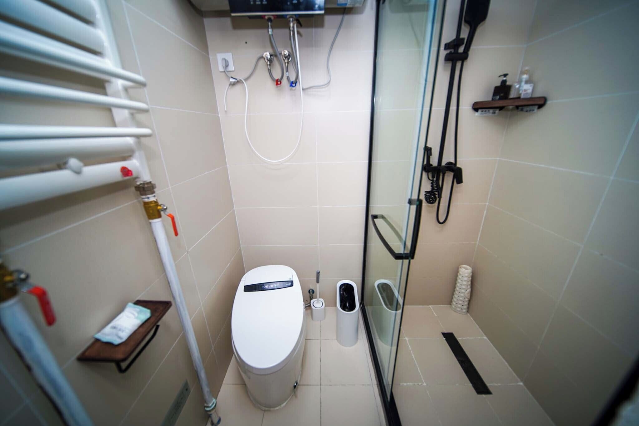 Un baño moderno con inodoro, bidé y ducha.