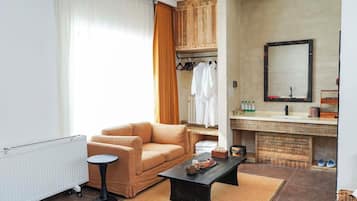 Chambre Familiale avec lits jumeaux, vue colline | Salle de séjour