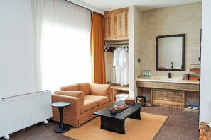 Family Twin Room, Hill View | Living room