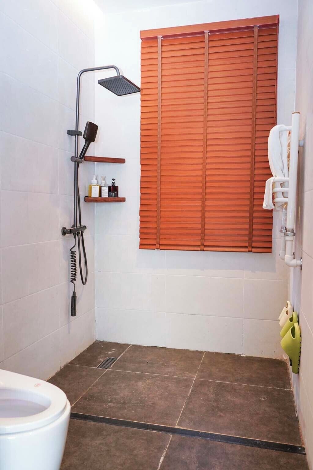 Habitación familiar con 2 camas individuales, vista a la colina | Baño | Amenidades de baño gratuitas, secadora de cabello, pantuflas, toallas 
