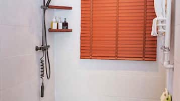 Habitación familiar con 2 camas individuales, vista a la colina | Baño | Amenidades de baño gratuitas, secadora de cabello, pantuflas, toallas