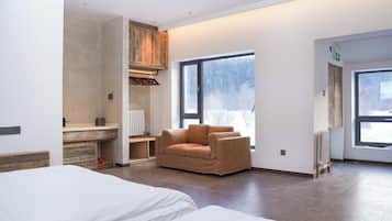 Habitación familiar con 2 camas individuales, vista a la colina | Ropa de cama de alta calidad y edredón