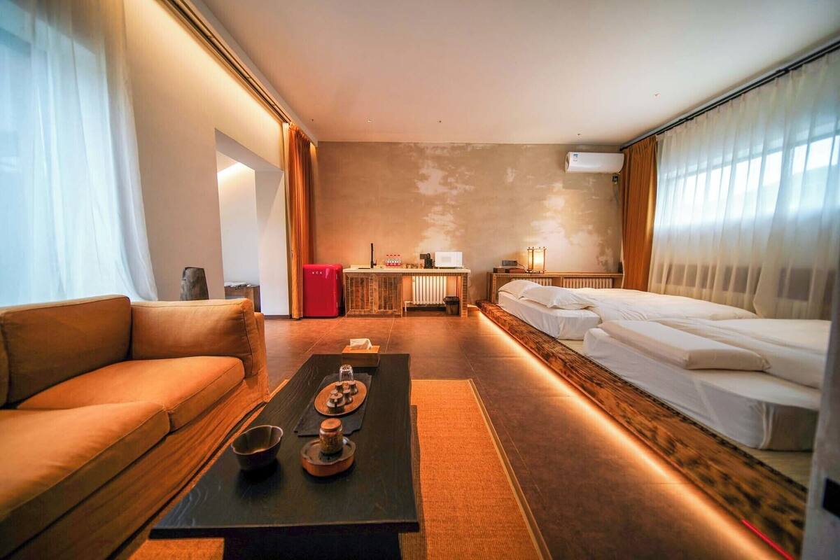 Family Twin Room, Hill View | Living room