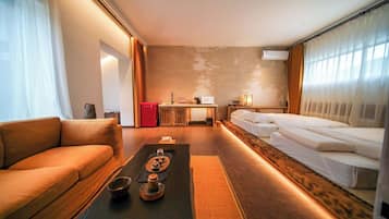 Habitación familiar con 2 camas individuales, vista a la colina | Sala de estar