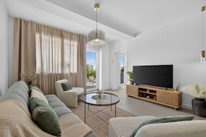 Apartment (Two Bedroom Apartment with Terrace) | Ruang tamu | 32 inci televisyen skrin rata dengan kabel 