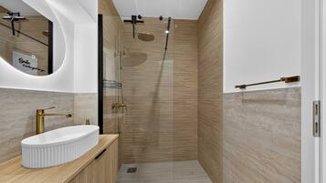 Apartamento (Two Bedroom Apartment with Terrace) | Baño | Ducha y toallas