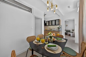 Lägenhet (Two Bedroom Apartment with Terrace) | Matsal