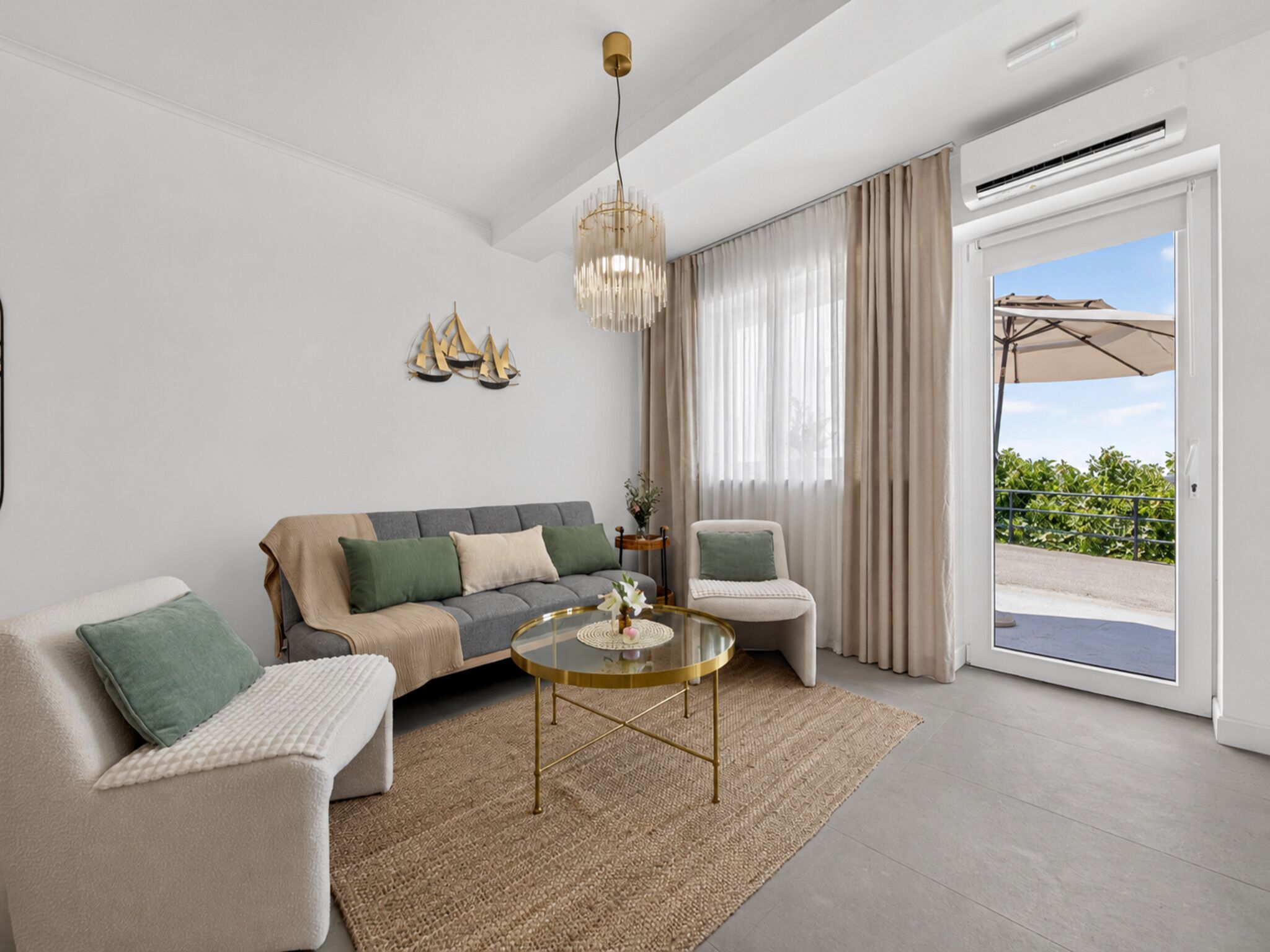 Appartement (Two Bedroom Apartment with Terrace) | Woonkamer | Een 32-inch flatscreentelevisie met kabelzenders