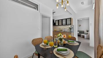 Apartamento (Two Bedroom Apartment with Terrace) | Comedor