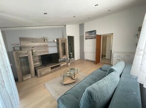 Apartment (Delux A4) | Ruang tamu | 32 inci televisyen skrin rata dengan kabel 