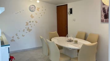 Appartement (Delux A4) | Salle à manger