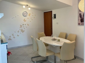 Apartment (Delux A4) | Dining room