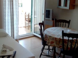 อพาร์ทเมนท์ (Standard Apartman (A2)) | ห้องรับประทานอาหาร