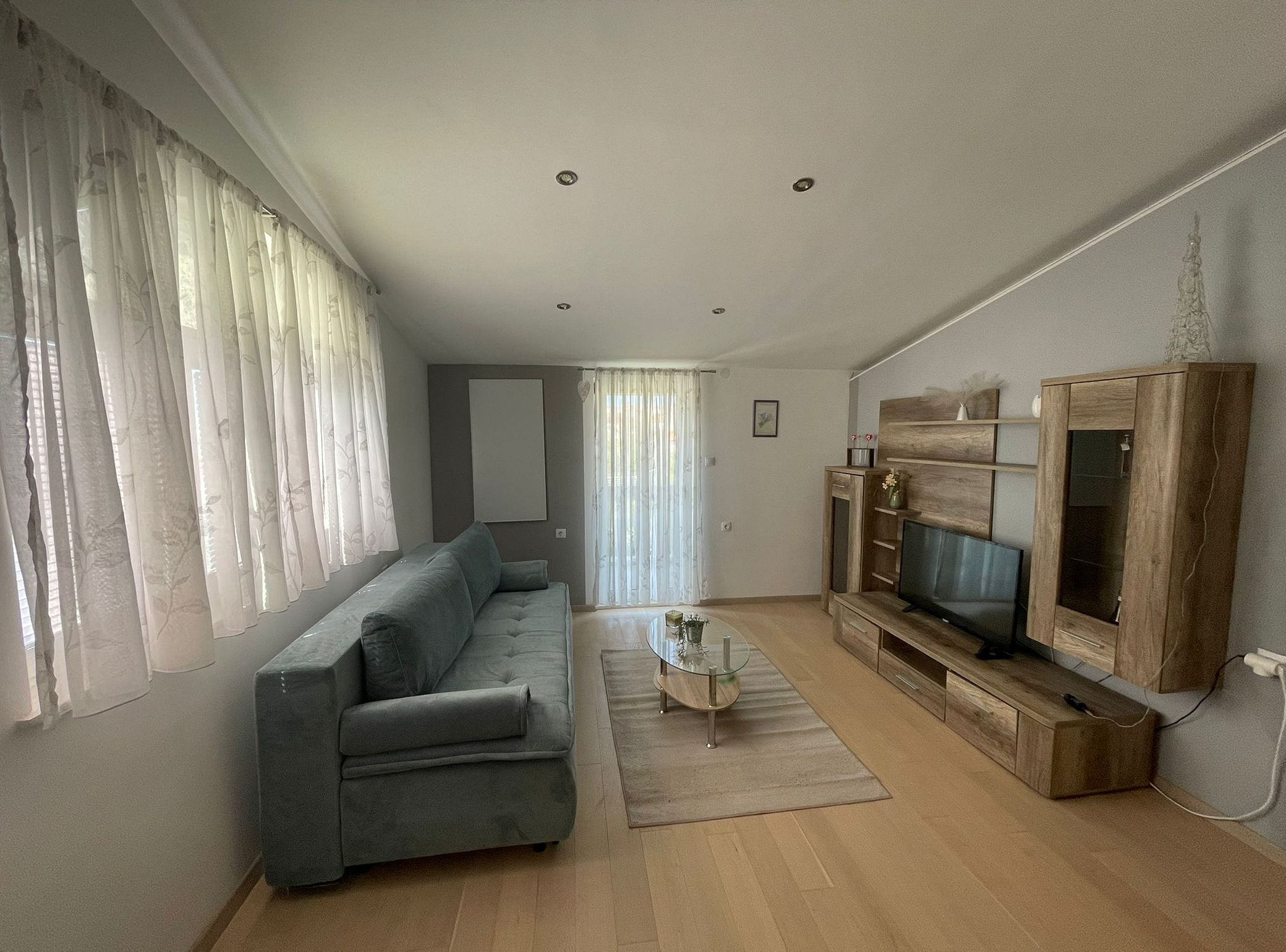 อพาร์ทเมนท์ (Delux A4) | ห้องนั่งเล่น | ทีวีจอแบน 32 นิ้ว พร้อมช่องเคเบิล