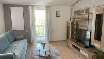 Apartment (Delux A4) | Living room | 32-inch flat-screen TV with cable channels