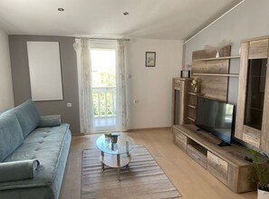 Apartment (Delux A4) | Ruang tamu | 32 inci televisyen skrin rata dengan kabel 