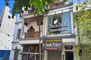تفاصيل الفندق من الخارج