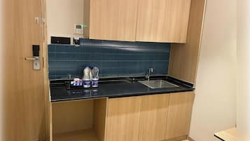 Fridge, cookware/dishes/utensils