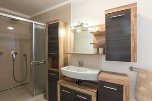 Căn hộ | Phòng tắm | Buồng tắm vòi sen, máy sấy tóc 