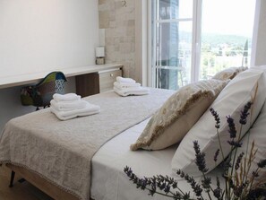Ein Hotelzimmer mit Bett, Fenster mit Blick und Handtuchhalter.