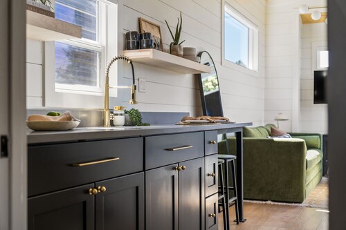 Luxury Tiny House Hot Tub Mountain Views Near Sisters