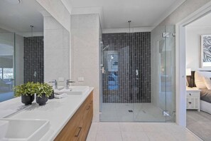 Ducha, bidet, toallas