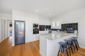 Refrigerador, microondas, placa de cocina, lavavajillas