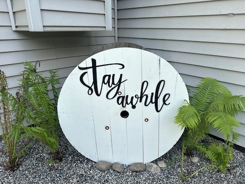 Cozy Farmhouse Retreat  2BR in Northpole