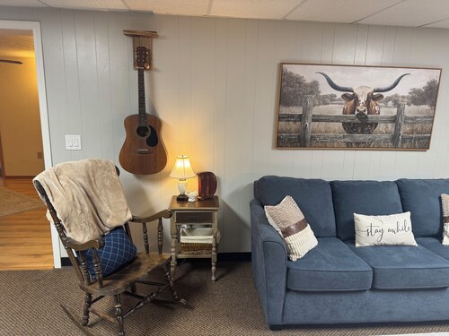 Cozy Farmhouse Retreat  2BR in Northpole