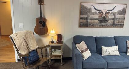 Cozy Farmhouse Retreat 2BR in Northpole