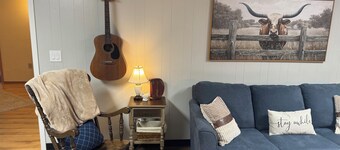 Cozy Farmhouse Retreat 2BR in Northpole