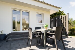 Outdoor dining - Vrbo Property (Brenkenhagen)