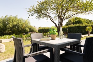 Outdoor dining - Vrbo Property (Brenkenhagen)