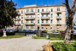 A multi-story building with balconies and a parking area in front. - Charming and Historic Old Town Apartments - Twin Room (Zadar)