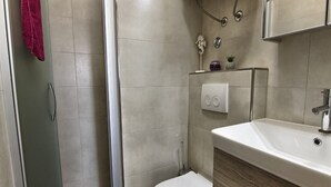 A bathroom with a shower, toilet, and sink. - Apartments Victoria - One Bedroom Apartment With Terrace and Sea View (Pakostane)
