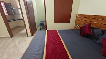 Deluxe Room | Desk, free WiFi