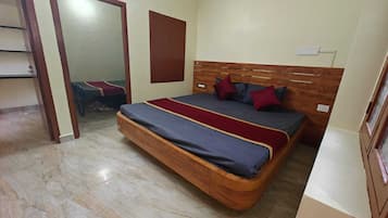 Deluxe Room | Desk, free WiFi
