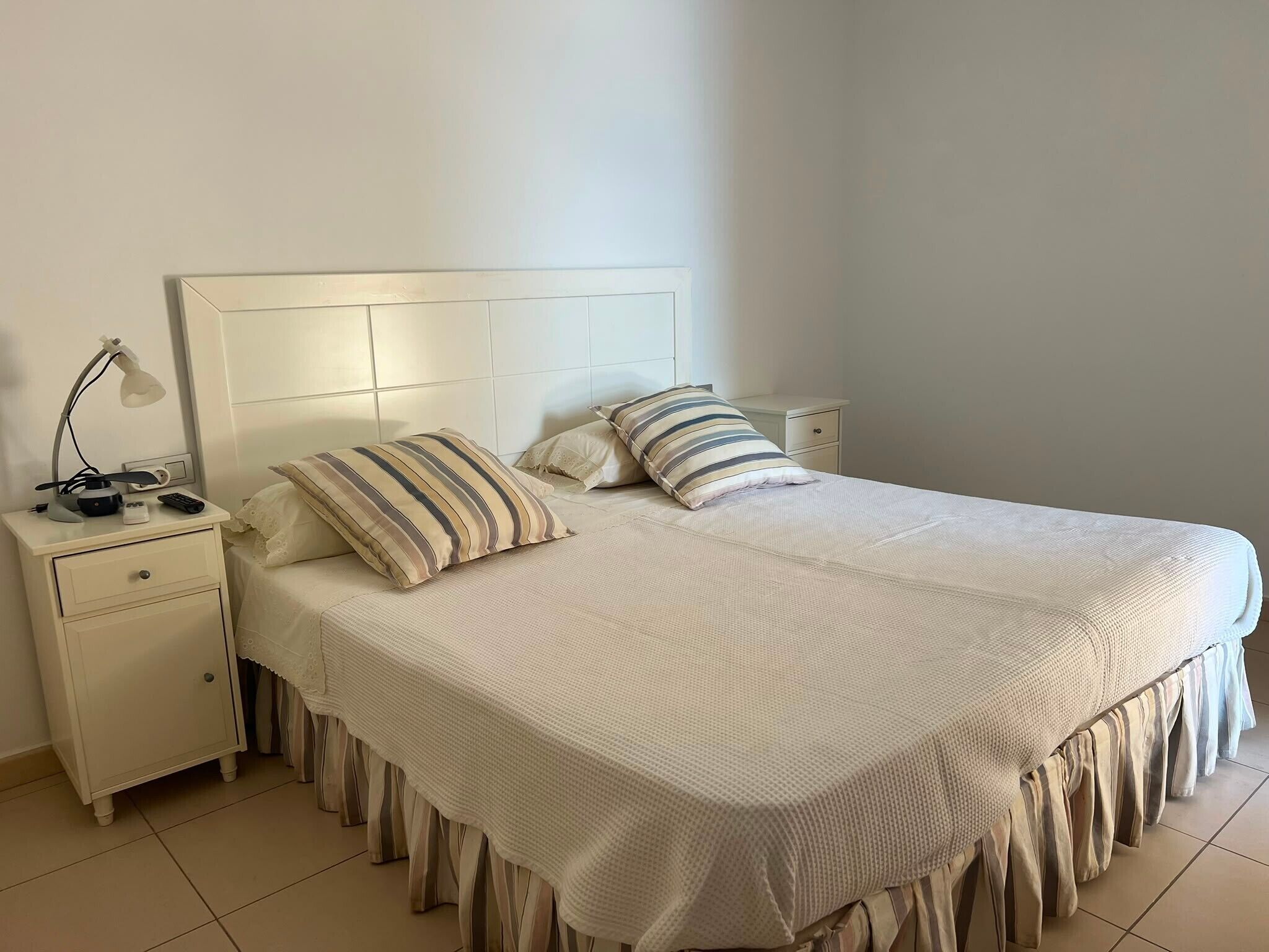 3 habitaciones, tabla de planchar con plancha, wifi y ropa de cama 