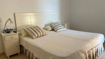 3 habitaciones, tabla de planchar con plancha, wifi y ropa de cama