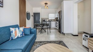Un appartement moderne comprenant un salon, un coin repas et une cuisine.